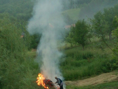 FOTO: Paljenjem svitnjaka Rama dočekuje sv. Ivu