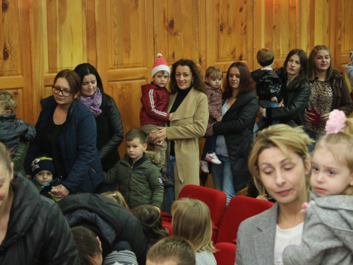 FOTO: Sv. Nikola i ove godine razveselio djecu u župi Rama Šćit