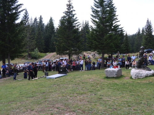 FOTO/VIDEO: Na Vranu služena sv. misa za poginule duvandžije