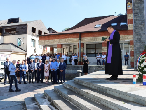 FOTO: Polaganjem vijenaca i svečanom sjednicom započelo obilježavanje Dana općine