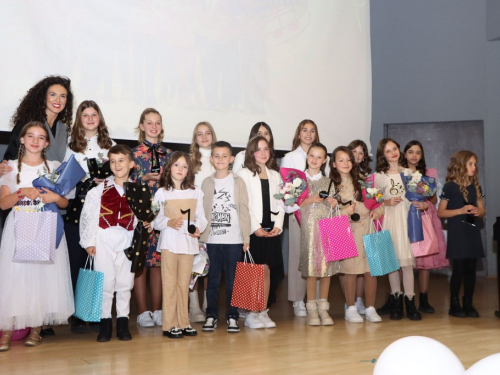 FOTO: Ines Markešić i Magdalena Zadro pobjednice dječjeg festivala ''Mala Rama 2024.''