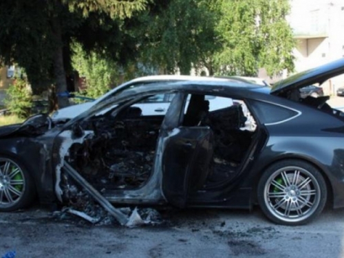 Travnik: Mladić platio da mu se zapali automobil