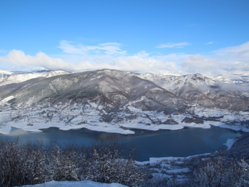 FOTO: Ramsko jezero uokvireno snježnom bjelinom i kontrastima