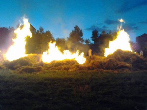 FOTO: Paljenjem svitnjaka Rama dočekuje sv. Ivu