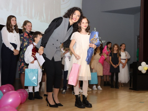 FOTO: Ines Markešić i Magdalena Zadro pobjednice dječjeg festivala ''Mala Rama 2024.''