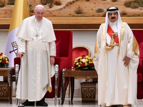 Papa u Bahreinu osudio naoružavanje koje gura svijet u 'propast'