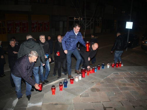 Paljenjem svijeća u Prozoru odana počast Slobodanu Praljku