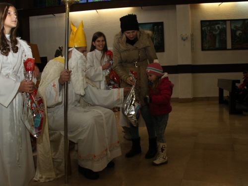 ​FOTO: Sv. Nikola s radošću dočekan u župi Rumboci