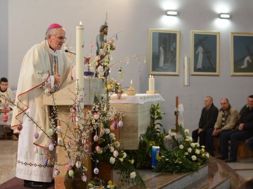 FOTO: Mons. dr. Pero Sudar blagoslovio novi križ i spomenik Stjepanu Džalti na Uzdolu