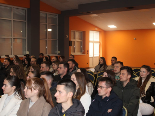 FOTO: Tečaj priprave za brak u župi Gračac