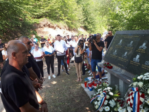 FOTO/VIDEO: Na Pomenu obilježena 29. obljetnica stradanja hrvatskih branitelja