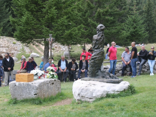 FOTO: Na Vranu služena sv. misa za poginule duvandžije