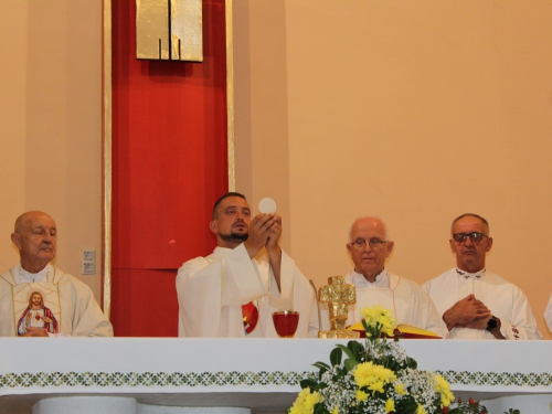 FOTO: Obljetnica posvete crkve i Dan duhovnih zvanja župe Prozor