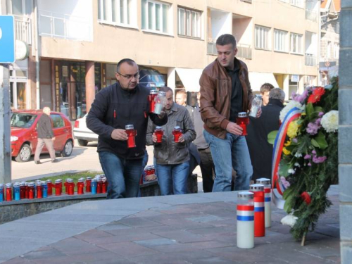 Povodom Svih svetih u Prozoru zapaljene svijeće za poginule i preminule branitelje