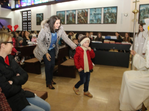 FOTO: Sv. Nikola podijelio paketiće djeci u Rumbocima