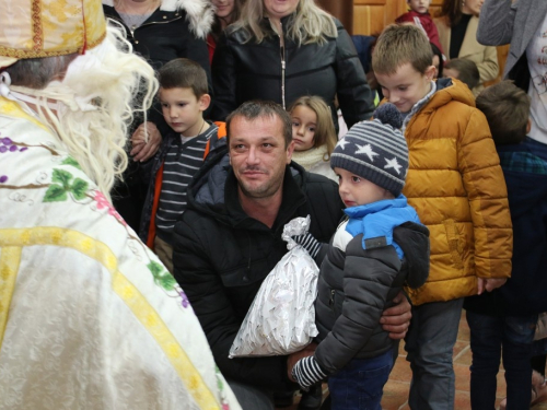 FOTO: Sv. Nikola i ove godine razveselio djecu u župi Rama Šćit