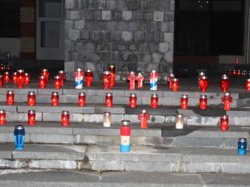 FOTO: U Prozoru upaljene svijeće za žrtve Vukovara i Škabrnje