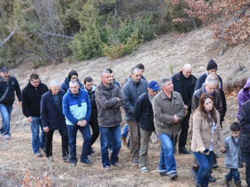 FOTO: Vlč. mr. Pero Brajko predvodio Križni put na Uzdolu