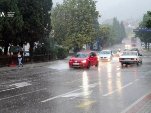 Mokri ili vlažni kolovozi, oprez zbog magle i odrona