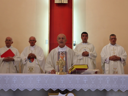 FOTO: Zlatna misa mons. Ante Meštrovića i Dan posvete crkve i duhovnih zvanja u župi Prozor