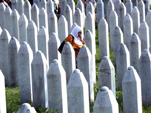 Nadbiskup o genocidu u Srebrenici: Grobovi zauvijek opominju i pozivaju na mir