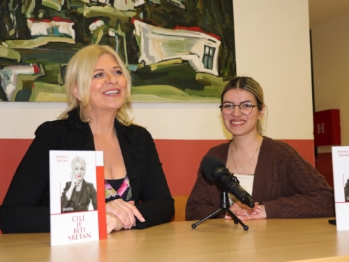FOTO: U Prozoru promovirana knjiga 'Cilj je biti sretan' Daniele Škegro