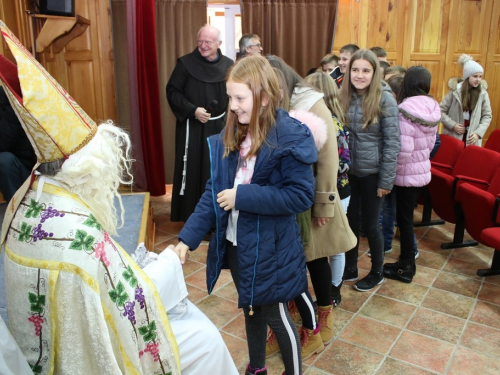 FOTO: Sv. Nikola i ove godine razveselio djecu u župi Rama Šćit