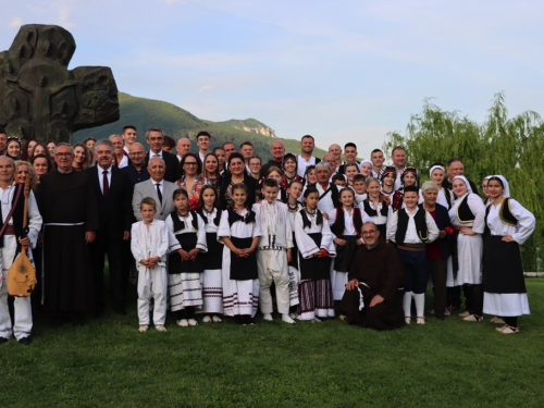 FOTO: Na Šćitu održana 5. kulturno-vjerska baština Hrvata BiH pod geslom ''Vratimo nadu zavičaju''