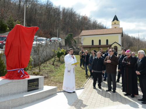 FOTO: Mons. dr. Pero Sudar blagoslovio novi križ i spomenik Stjepanu Džalti na Uzdolu