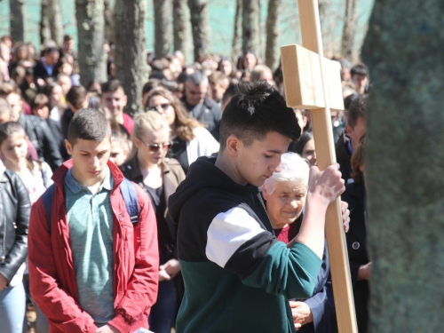 FOTO/VIDEO: Nadbiskupijski križni put mladih na Šćitu