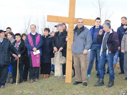 FOTO: Mr. Pero Brajko predvodio put križa na Uzdolu