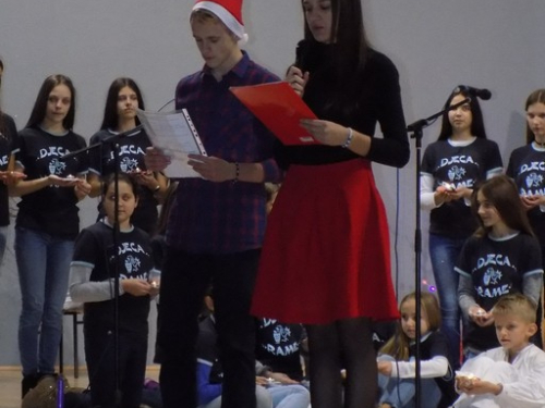 FOTO: Božićna priredba OŠ Marka Marulića Prozor