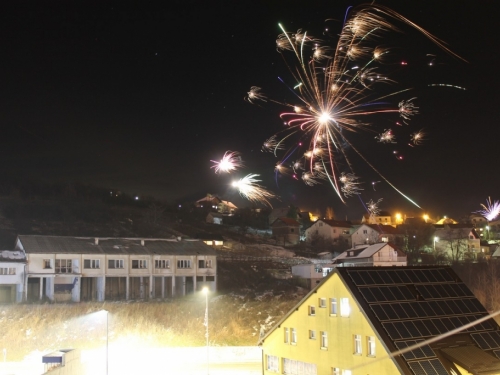 VIDEO: Novogodišnji vatromet u Prozoru