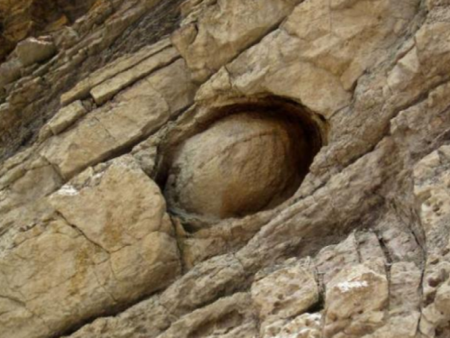 Misteriozne stijene svakih 30 godina izlegnu kamena jaja...