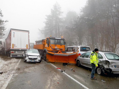 Sudarili se dva kamiona, cisterna, ralica i nekoliko automobila