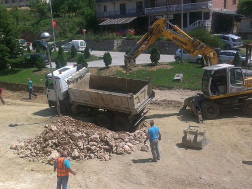 FOTO: U Prozoru se prevrnuo kamion natovaren zemljom