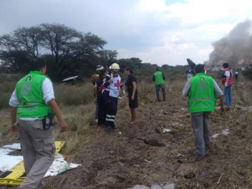 Meksiko: Srušio se avion, preživjeli i putnici i posada!
