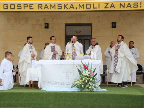 FOTO: Na Šćitu započela trodnevnica, Mladu misu slavio p. Marko Petričević