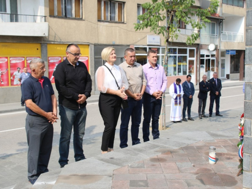 FOTO: Polaganjem vijenaca i svečanom sjednicom započelo obilježavanje Dana općine