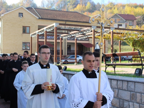 FOTO: Bogoslovi i poglavari Vrhbosanskog bogoslovnog sjemeništa posjetili Prozor i Šćit