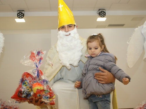 FOTO: Sv. Nikola razveselio mališane u Rumbocima