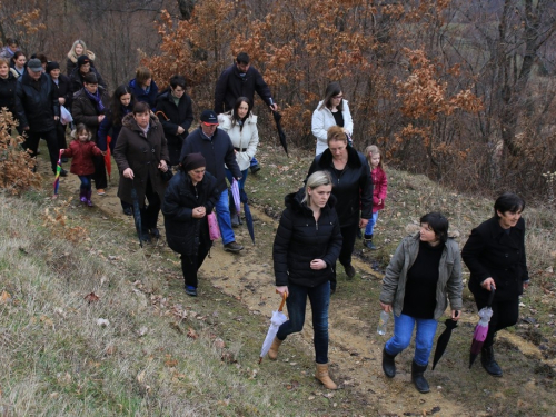 FOTO: Fra Andrija Jozić predvodio križni put na Uzdolu