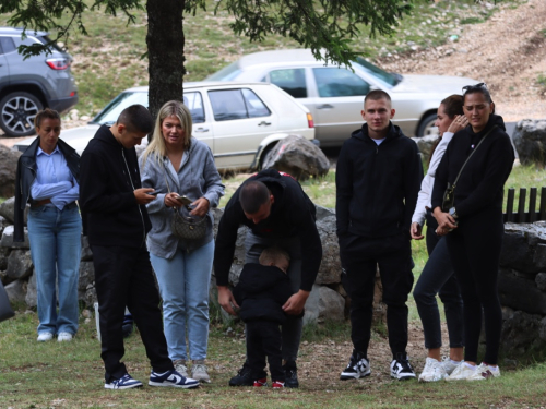 FOTO: Na Vranu služena sv. misa za poginule duvandžije