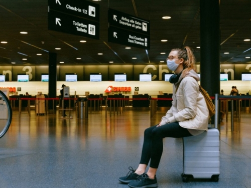 EU ukida obvezno nošenje maski na aerodromima i u avionima