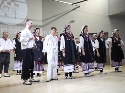 FOTO: Večer folklora u Domu kulture: Susret tradicije, glazbe i zajedništva