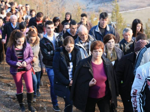 FOTO: Fra Andrija Jozić predvodio Križni put na Uzdolu