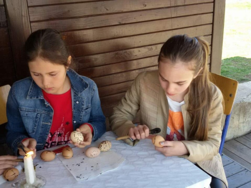 FOTO: Održana radionica tradicionalnog šaranja uskrsnih jaja