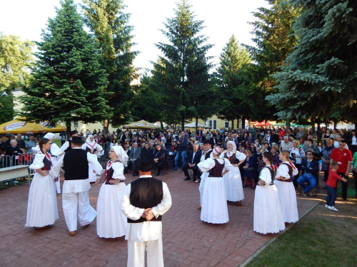 FOTO: Etno skupina „Čuvarice“ na humanitarnom koncertu „Djeca pomažu siromašnima“