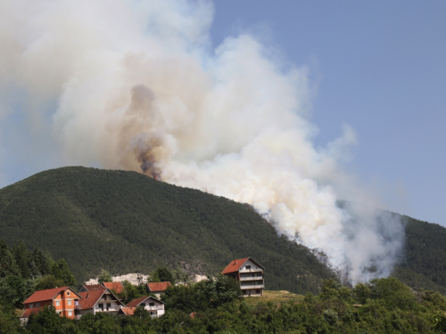 VIDEO: Veliki požar iznad Podbora: Vjetar otežava gašenje nepristupačnog terena