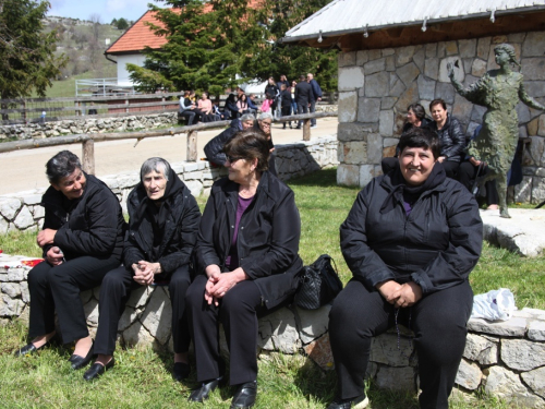 FOTO: Druženje Rumbočana i sv. misa na Zahumu